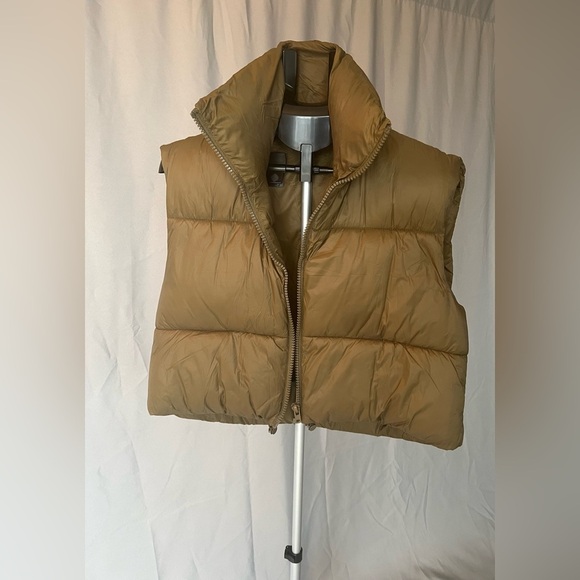 Cropped Puffer Vest - Picture 2 of 6